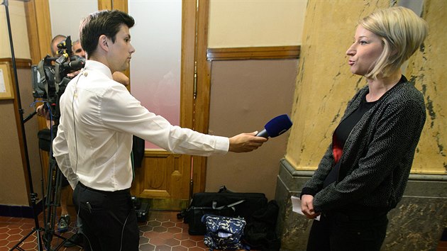 Mluv praskho magistrtu Petra Hrub (vpravo) potvrdila v rozhovoru s novini policejn zsah v nkolika budovch adu. (11. srpna 2014)