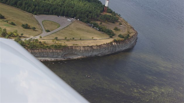 tesy Panga, ostrov Saaremaa, Estonsko. tesy tvo ti schody z nich jeden, vysok asi 12 m, je pod vodou.