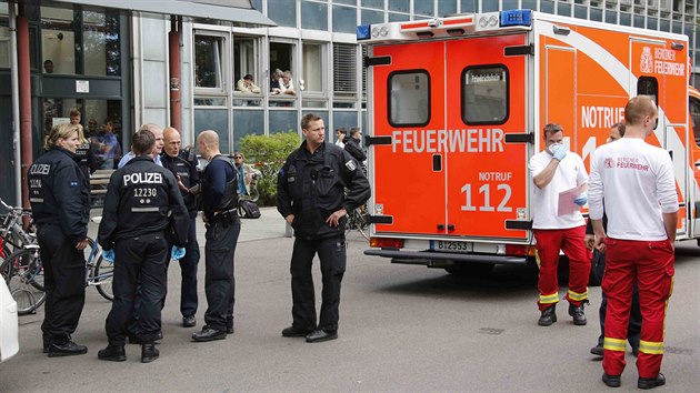 Nmet policist a zchrani ped uzavenm adem prce v berlnskm mstskm obvod Pankow (19. srpna 2014)