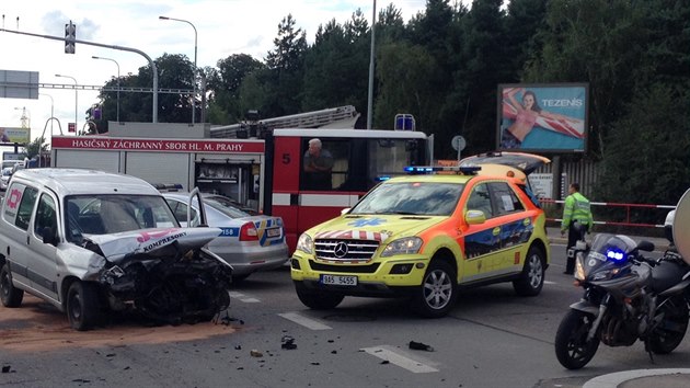 Pi srce aut v praskch Kyjch byli zranni dva lid (19. srpna 2014).
