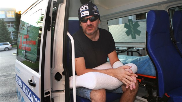 Michal Hrza v sanitce, kter ho pevela z ostravsk nemocnice do rehabilitanch zazen. (11. srpna 2014)