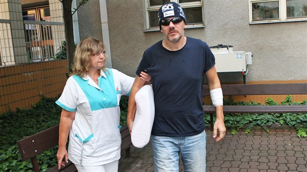 Prvn fotografie po incidentu na Stodoln. Zdravotn sestra pomh Michalu Hrzovi pi vychzce ped pevozem z Ostravy do ech. (11. srpna 2014)