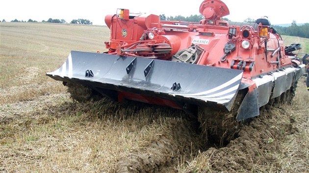 Pomoc jede. Bl se speciln hasisk vyproovac tank.