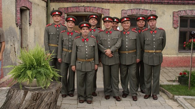 Ondej Mikulek (druh zprava vzadu) spolu s hereckmi kolegy v uniformch ze serilu etnick humoresky