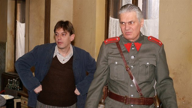 Ondej Mikuláek (vpravo) s hereckými kolegou Janem Apolenáem v seriálu...