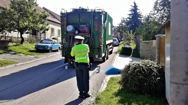 V Pozoicch na Brnnsku zemel pi nehod senior. Na mopedu zezadu narazil do popelskho vozu.