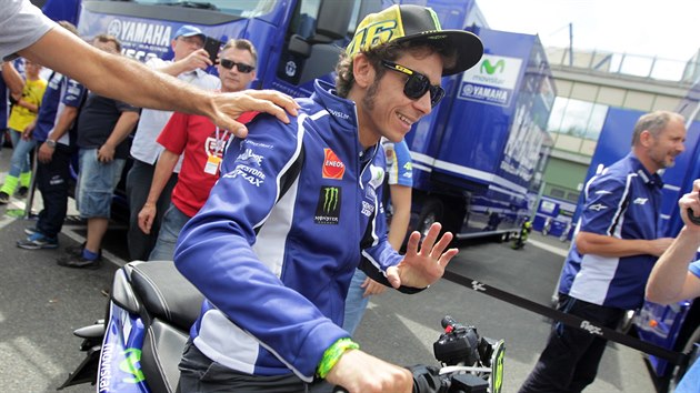 Valentino Rossi projd na sktru kolem motocyklovch stj na Masarykov okruhu (15. srpna 2014).