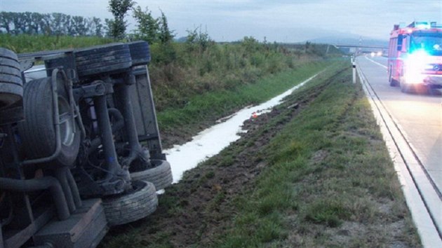 Na D1 pobl Fulneku se brzy rno pevrtila cisterna s nkladem 210 hektolitr mlka.