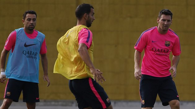 Lionel Messi bhem trninku v Barcelon, vlevo Xavi Hernndez.