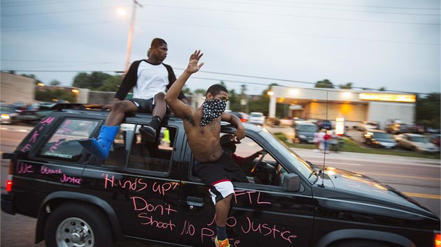 Kvli smrti ernoskho mladka demonstrovaly v americkm Fergusonu stovky lid. (16. srpna 2014)
