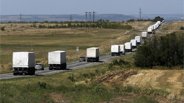 První kamiony s ruskou humanitární pomocí jedou k hraninímu pechodu Izvaryne