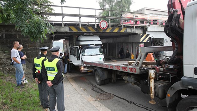 Nkladn Iveco se v Tebi nevelo pod viadukt. Jeho vyprotn trvalo nkolik hodin.