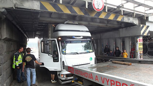 Nkladn Iveco se v Tebi nevelo pod viadukt. Jeho vyprotn trvalo nkolik hodin.