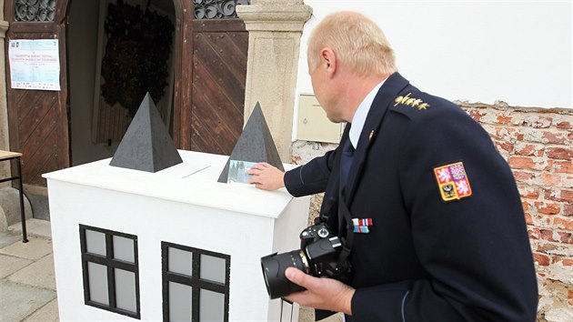 Pelhimov m konen sv krematorium. Sice je to jen zmenen model, kter za tden sho. Ale mstn jsou rdi, mohou do nj hzet sv trpen, kter pt sobotu spl ohe.