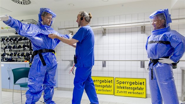 Lkai v dekontaminan komoe specializovan berlnsk nemocnice Charit, kam byla v ter 19. srpna pevezena ena s podezenm na nkazu ebolou.