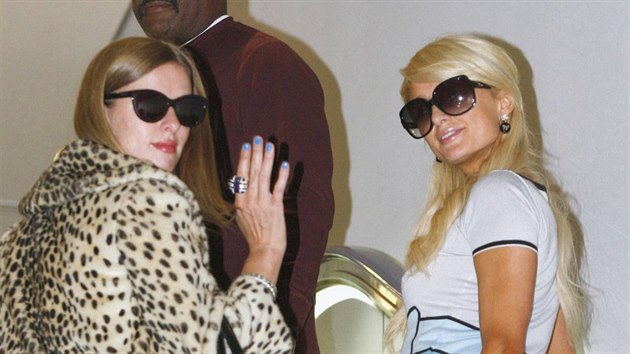 Paris Hiltonov piletla do Japonska se sestrou Nicky propagovat svou vlastn mdn znaku (2010).