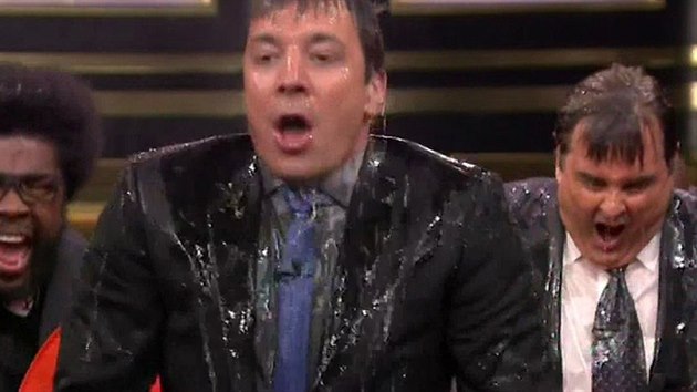 Tzv. Ice bucket challenge pijal i komik Jimmy Fallon a polil se ve sv show i se vemi svmi hosty.