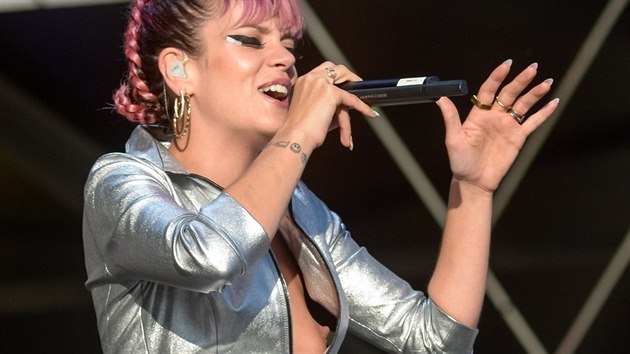 Lily Allen omylem ukzala pi koncertu prsa.