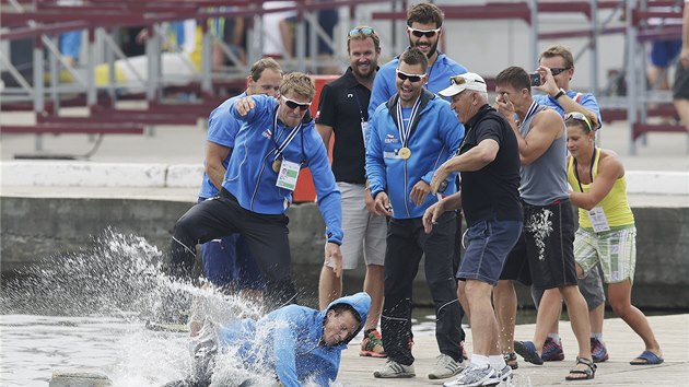 ZLAT KOUPEL. Daniel Havel, kter v den triumfu eskho tykajaku na MS v Moskv slavil 23. narozeniny, let do vody, kam ho poslali dal lenov spn posdky Luk Trefil (vlevo), Josef Dostal a Jan trba (vpedu uprosted).