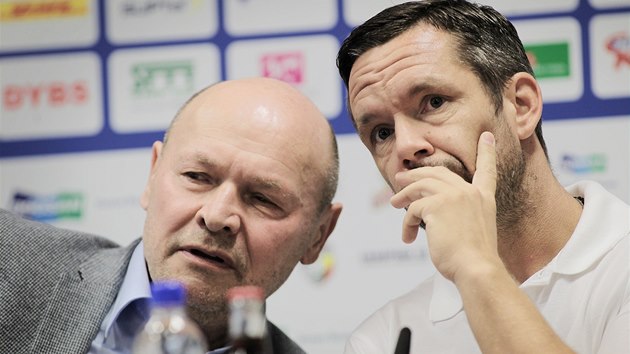 PORADA. Miroslav Koubek a Pavel Horvth na tiskov konferenci. 