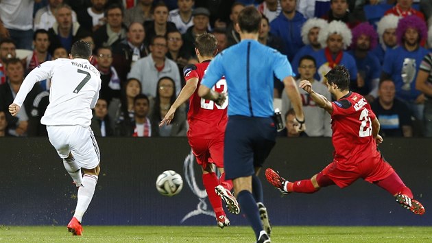 TOHLE BUDE GL. Cristiano Ronaldo z Realu Madrid pl v utkn o Superpohr proti Seville. 
