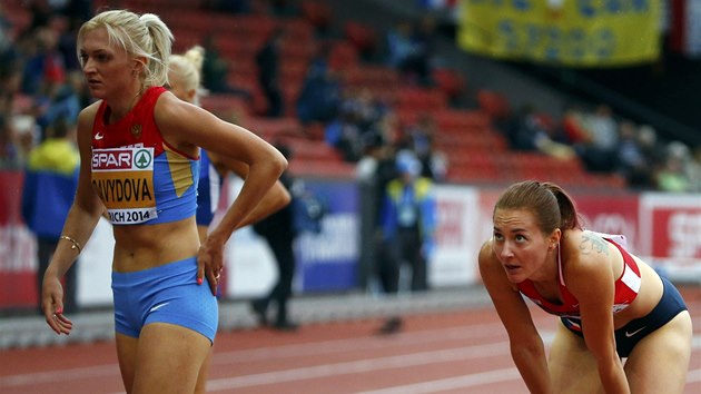 Denisa Rosolov (vpravo) a Irina Davydovov po rozbhu na 400 metr pekek na mistrovstv Evropy v Curychu.