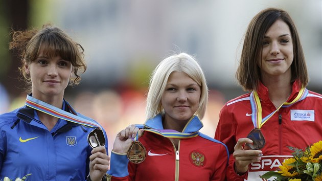Aneka Drahotov (vpravo) s bronzovou medail z mistrovstv Evropy v Curychu. Vedle n vtzn Ruska Alembekovov a stbrn Ukrajinka Oljanovsk. 