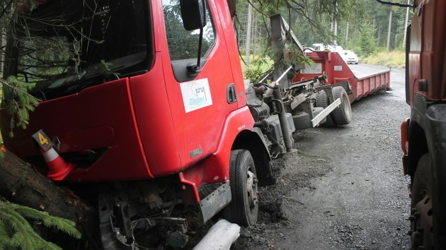 Nedbale zajitn nklak se samovoln rozjel. Narazil do dvou strom.