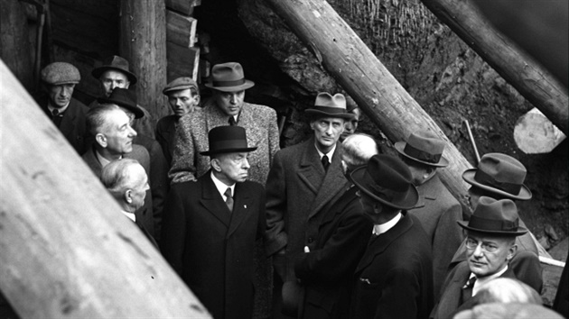Prezident Emil Hácha na stavb Vinohradského tunelu v roce 1940