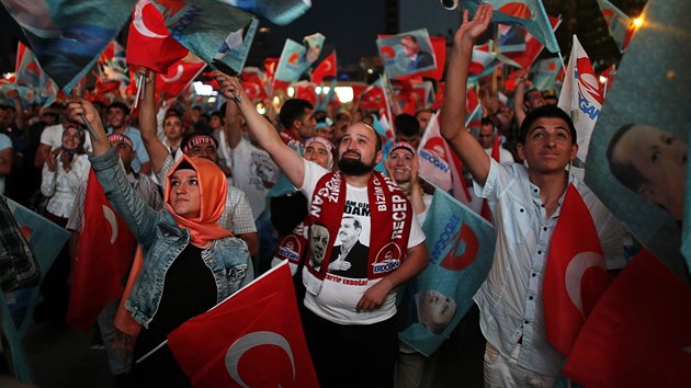 Pznivci vtaj budoucho tureckho prezidenta Erdogana v ulicch Istanbulu krtce pot, co se zavely volebn mstnosti.