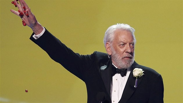 Herec Donald Sutherland pijm trofej pro filmovho padoucha roku v srii Hunger Games.