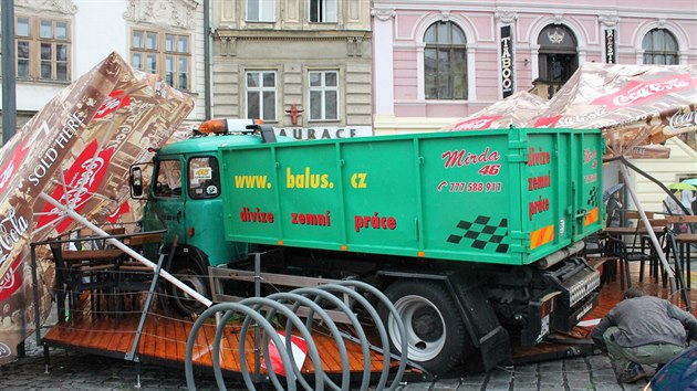 Nkladn auto v centru Olomouce zdemolovalo restauran zahrdku. idi jej nezajistil, sjelo po nmst.
