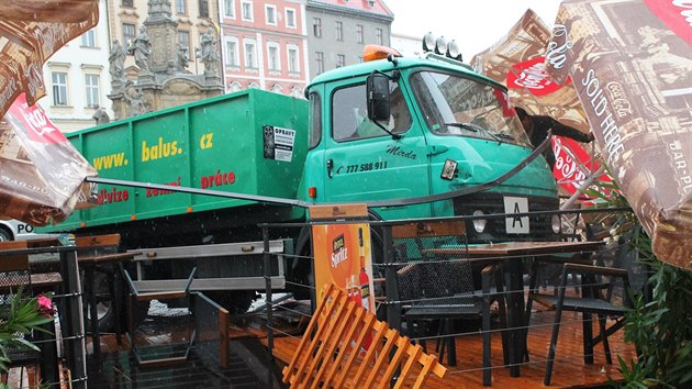 Nkladn auto v centru Olomouce zdemolovalo restauran zahrdku. idi jej nezajistil, sjelo po nmst.