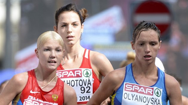 BUDOUC MEDAILISTKY. Ti nejlep evropsk chodkyn na trati 20 kilometr. eka Aneka Drahotov (uprosted) si dola pro bronz, pedstihly ji jen zlat Elmira Alembekovov (vlevo) z Ruska a stbrn Ljudmila Oljanovsk (vlevo) z Ukrajiny.