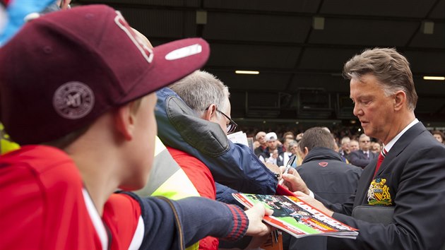 Louis van Gaal se podepisuje fanoukm ped svou premirou na lavice Manchesteru United.