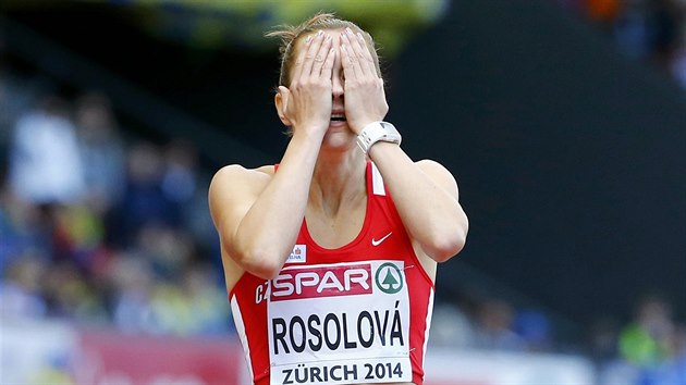 BRAMBOROVÁ DENISA. Denisa Rosolová dobhla ve finále 400 metr pekáek na ME v...