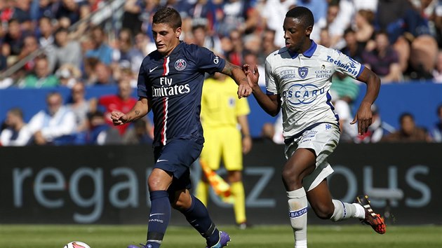 Marco Verratti (vlevo) z Paris St. Germain a El-Hadji Ba, kter hraje za Bastiu, v souboji o m