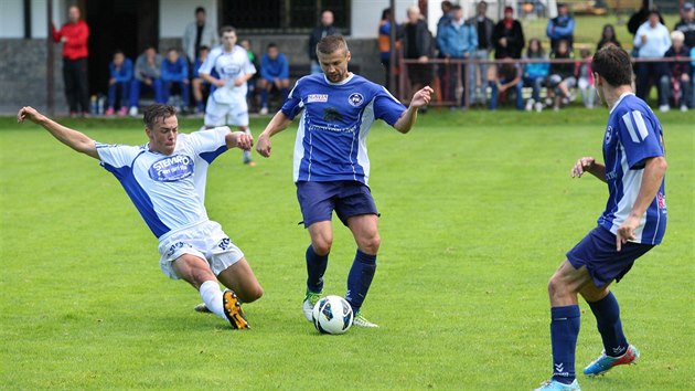 Jan Linka z Jablonce nad Jizerou (vlevo) a Petr Papouek z Pnna-Turnova v souboji o m