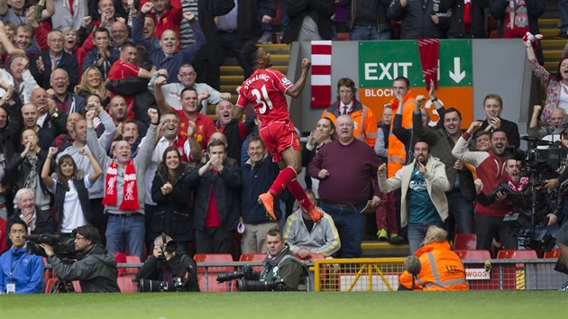 J SI POSKOM. Raheem Sterling z Liverpoolu se raduje ze sv trefy proti Southamptonu.