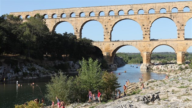 Podplavat antick kolos Pont du Gard pat k cennm plaveckm skalpm.