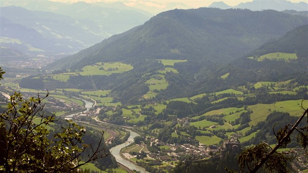 Pr destek kilometr nad Salzburgem se cyklotrasa, sledujc dol Salzachu, zaezv do hlubok soutsky.