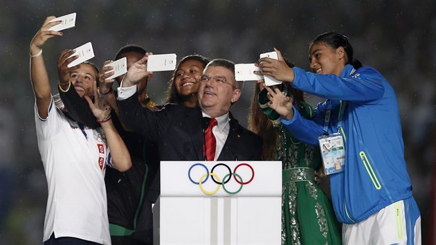 REKORD SELFIE. Prezident Mezinrodnho olympijskho vbor zahjil hry v Nankingu hromadnou selfie.