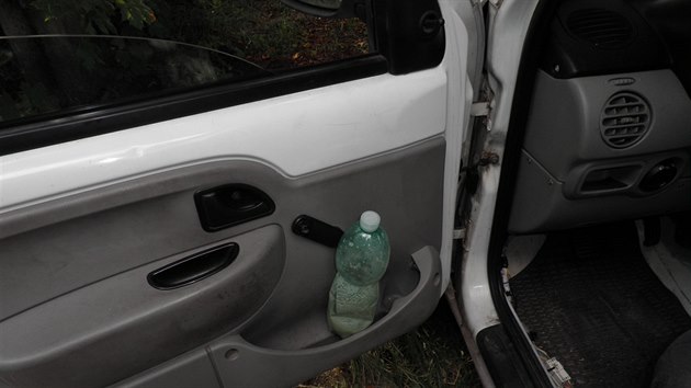 Celnci provedli kontrolu na silnici I/16 v Krlovci zatkem srpna a nali u idie Renaultu Kangoo lky s pseudoefedrinem rozputn v pet lahvi i pervitin.