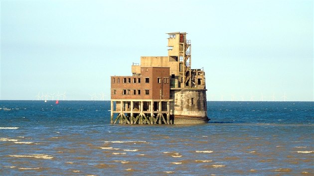 Grain Tower Battery se ty z vody asi kilometr od ostrova Isle of Grain v st Teme. 