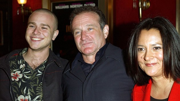 Robin Williams, jeho druh manelka Marsha a syn Zach z prvnho manelstv (New York, 26. bezna 2002)