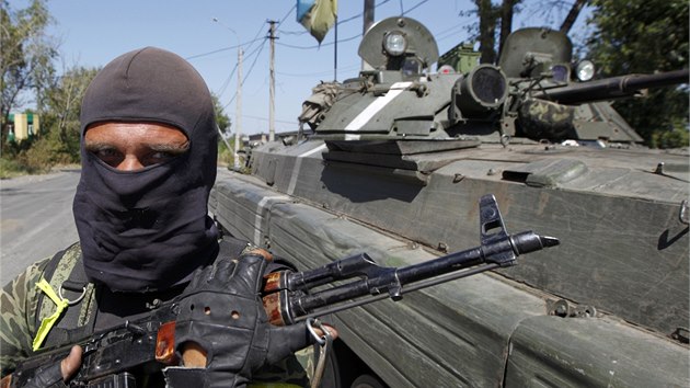 Ukrajinsk vojk na kontrolnm stanoviti pobl Doncku (16. srpna 2014).