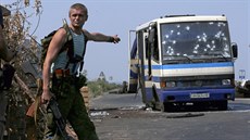 Rozstřílený autobus na předměstí Doněcku (12. srpna 2014) Rozstřílený autobus na předměstí Doněcku (12. srpna 2014)