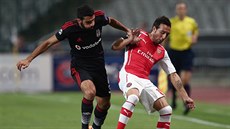 Ismail Koybasi (vlevo) z Besiktase se snaí zastavit Santiho Cazorlu z Arsenalu.