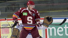 Slovenský útočník Lukáš Cingel ze Sparty cloní před brankou Medveščaku Záhřeb. Slovenský útočník Lukáš Cingel ze Sparty cloní před brankou Medveščaku Záhřeb.