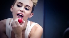 Zpěvačka Miley Cyrusová pomohla proslavit balzám značky eos. Použila ho i ve... Zpěvačka Miley Cyrusová pomohla proslavit balzám značky eos. Použila ho i ve...